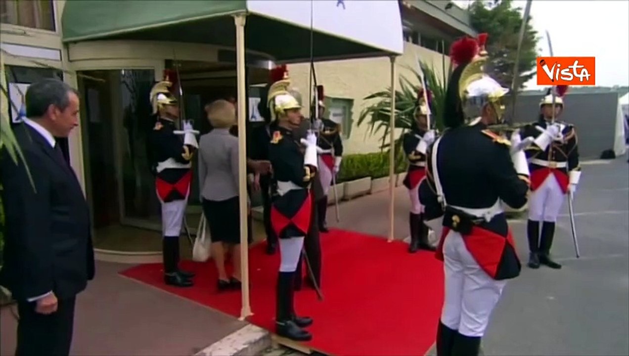 Sarkozy condannato a 5 anni. Eccolo a fianco della moglie Carla Bruni al G8 Francia nel 2011