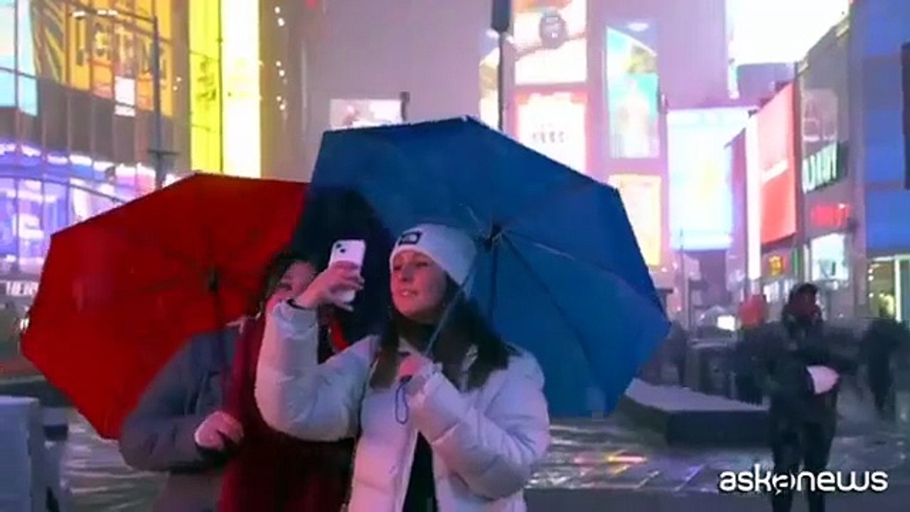 New York sotto la neve, turisti a Times Square