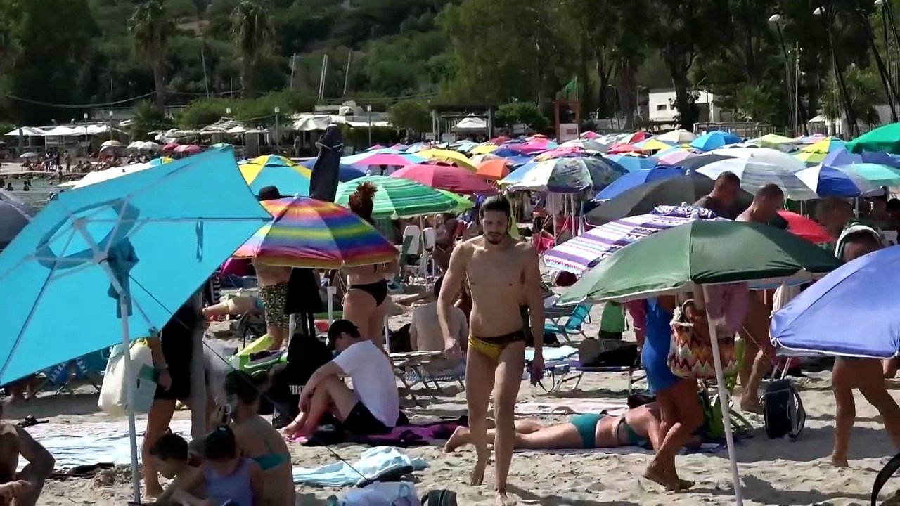 La spiaggia del Poetto presa d'assalto nella domenica post Ferragosto