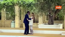 G7, Adesina (Pres. Banca Africana Svilippo) saluta Meloni con tre baci sulla guancia e la abbraccia