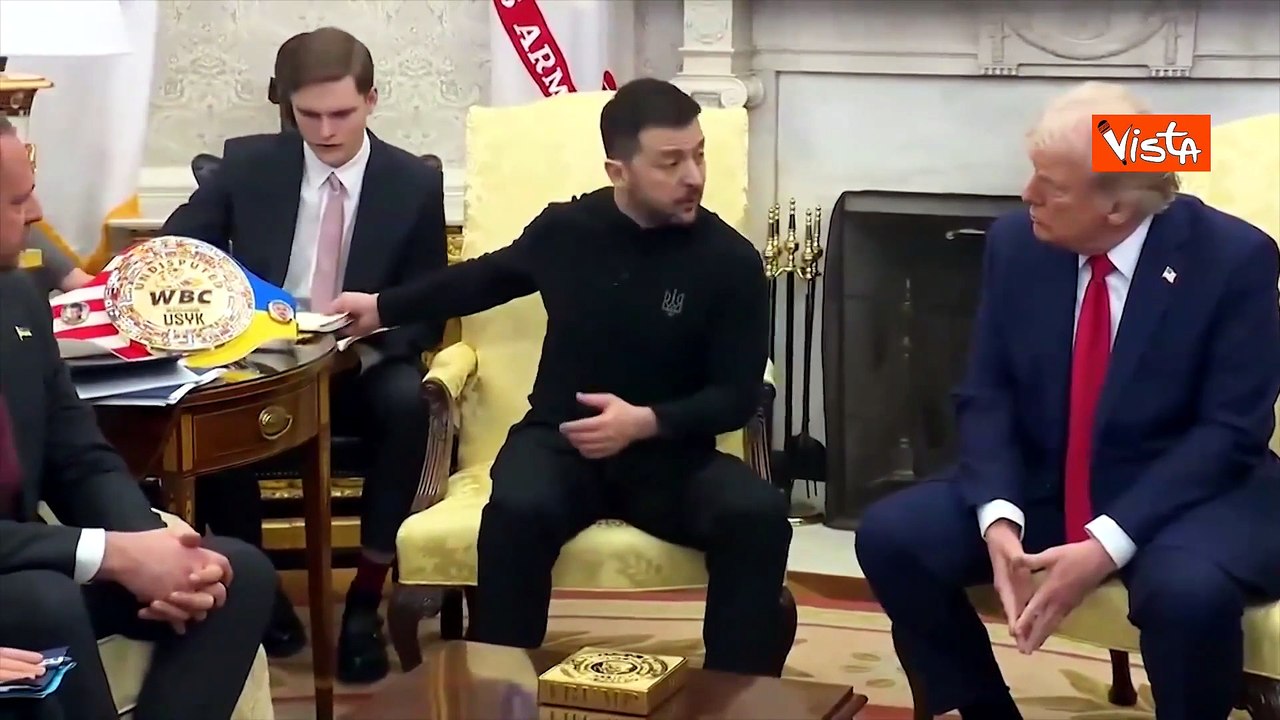 Zelensky mostra a Trump nello Studio Ovale foto di persone torturate dai russi durante la guerra