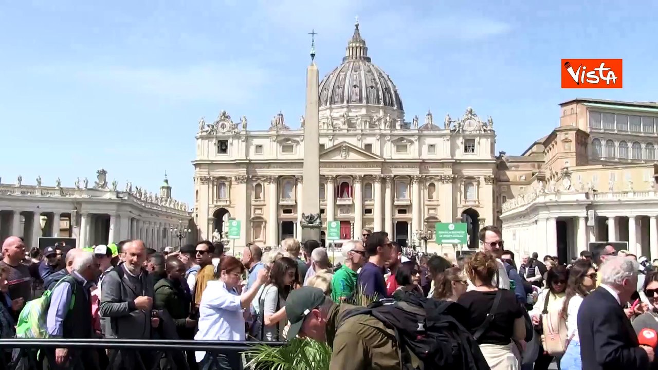 Morte di Papa Francesco, le voci dei fedeli a San Pietro: "Colpo tremendo, non potevamo crederci"