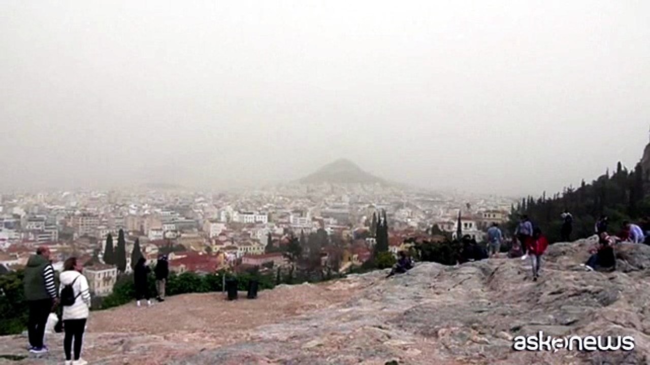 Atene, la capitale greca sotto una coltre di polvere