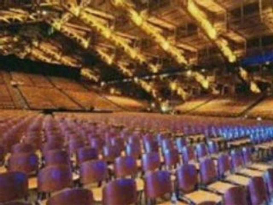 Mylène Farmer vues des stades de sa future tournée  2009