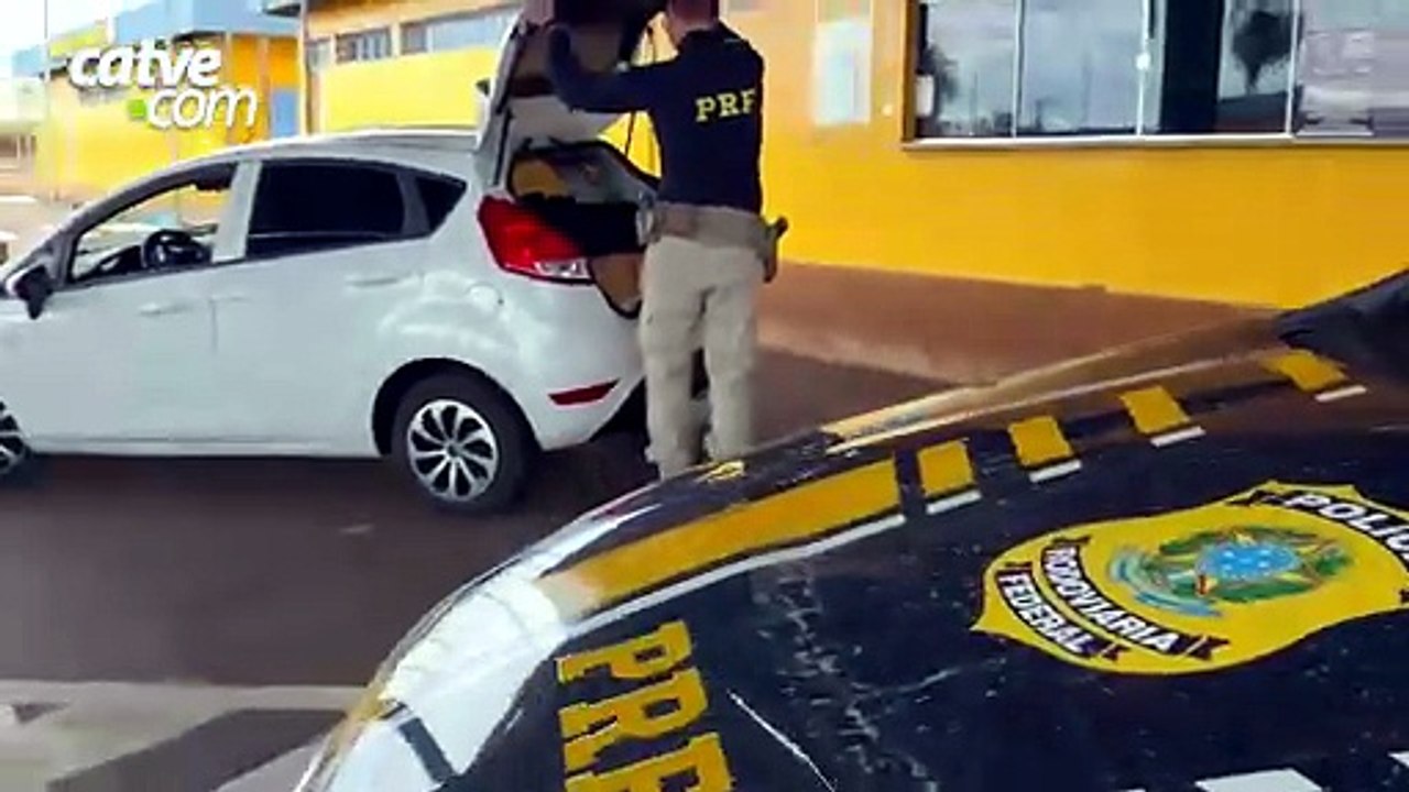 Homem é preso com 5 mil maços de cigarros contrabandeados após tentar se esconder em posto