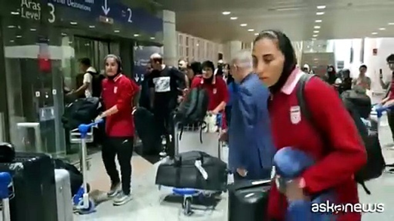 La nazionale femminile di calcio iraniana arriva in Malesia