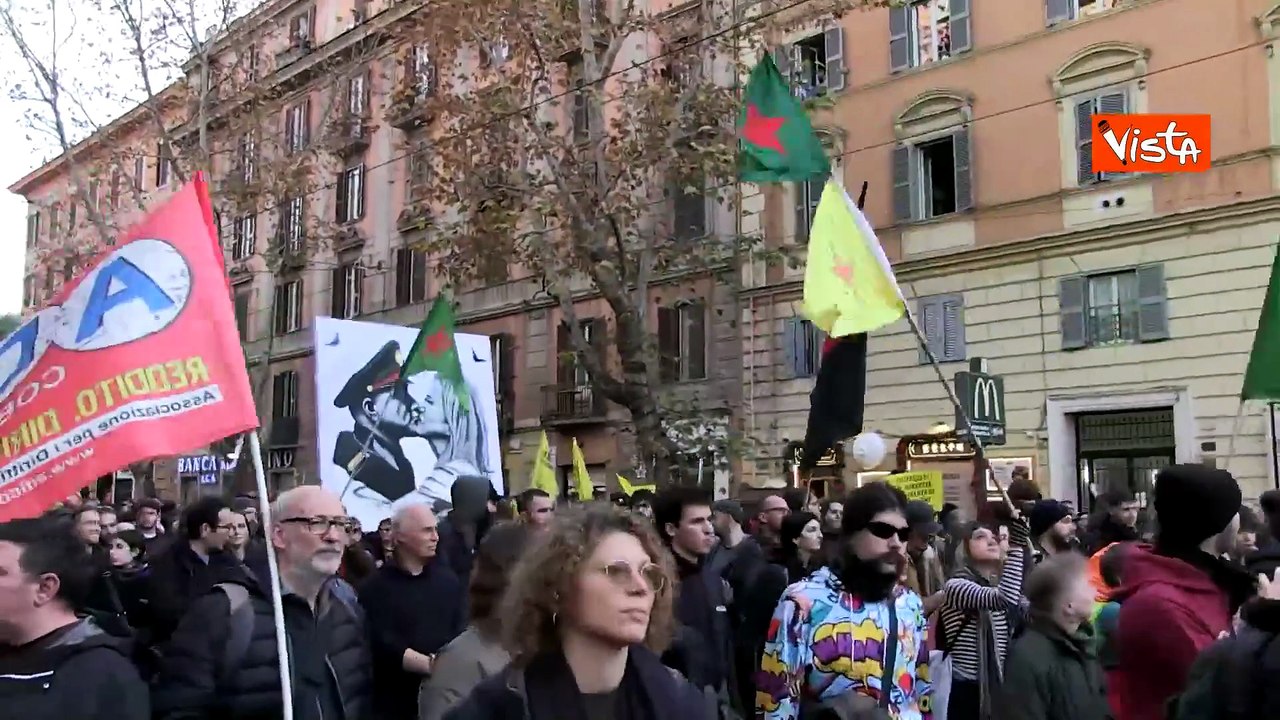Corteo a Roma contro il ddl Sicurezza, i cartelli dei manifestanti: "Meloni, ti esiliamo"