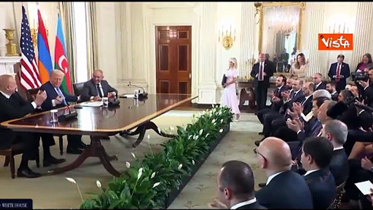 La stretta di mano tra il Primo Ministro armeno e il Presidente dell'Azerbaijan alla Casa Bianca