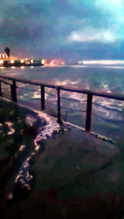 Maltempo a Cagliari: il mare si "mangia" la spiaggia del Poetto