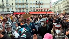 "Siamo tutti antifascisti": i francesi protestano in italiano a Parigi