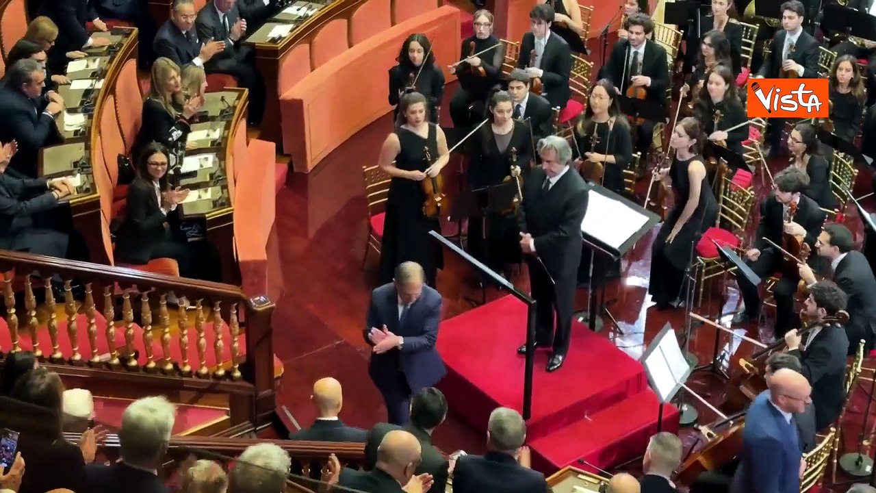 Standing ovation Aula Senato per il Presidente Mattarella a Concerto di Natale, il saluto con Muti