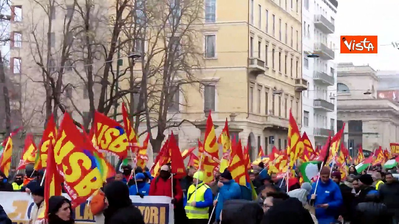 Corteo dei lavoratori USB a Milano per chiedere salari più alti e lavoro più dignitoso