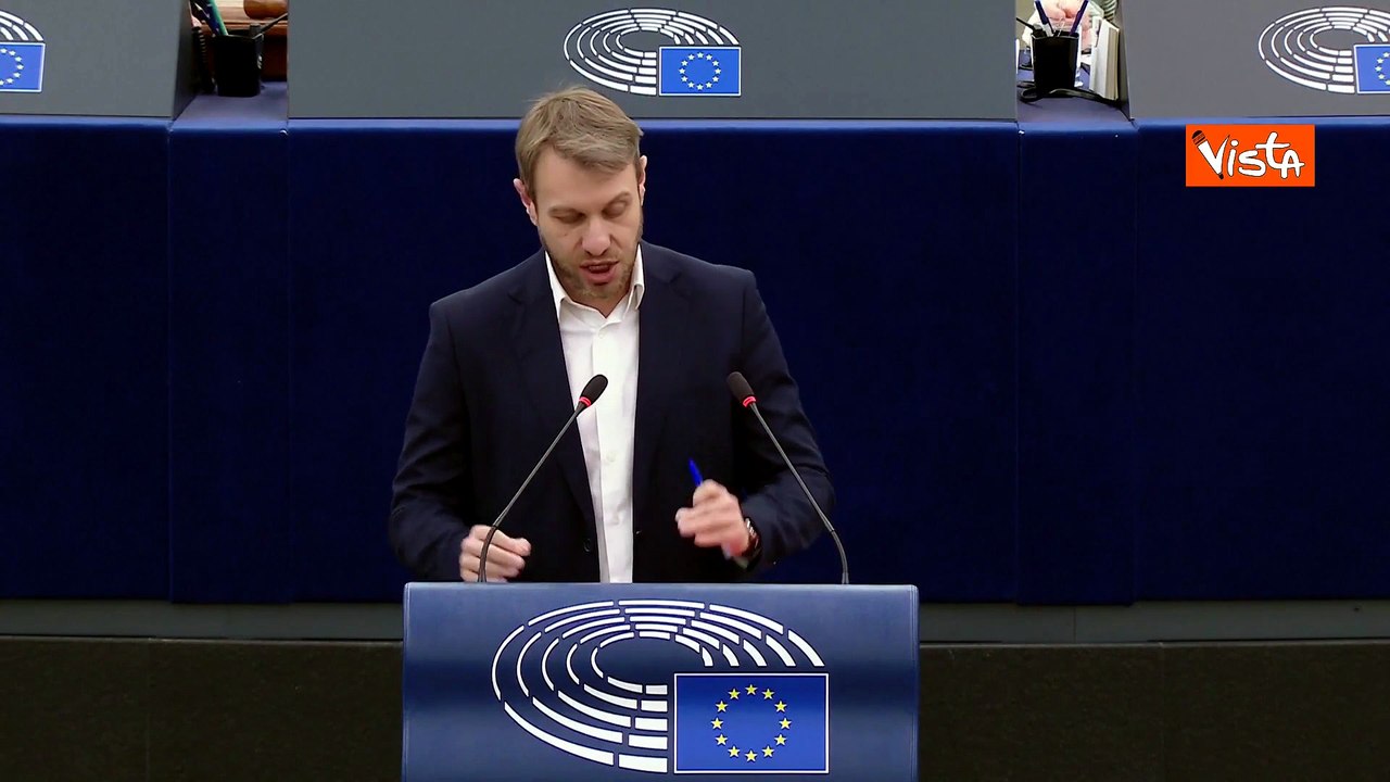 Protesta M5s contro ReArm Eu, Della Valle a Strasburgo consegna bandiera pace a banchi Commissione