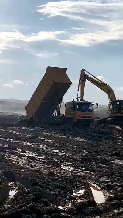 Massive Dump Truck Overburden Unloading in Kalimantan Coal Mine