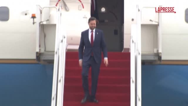 Iran, l'arrivo di Vance in Pakistan per i negoziati con Teheran