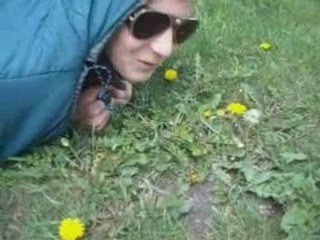 regis se prend pour une chenille