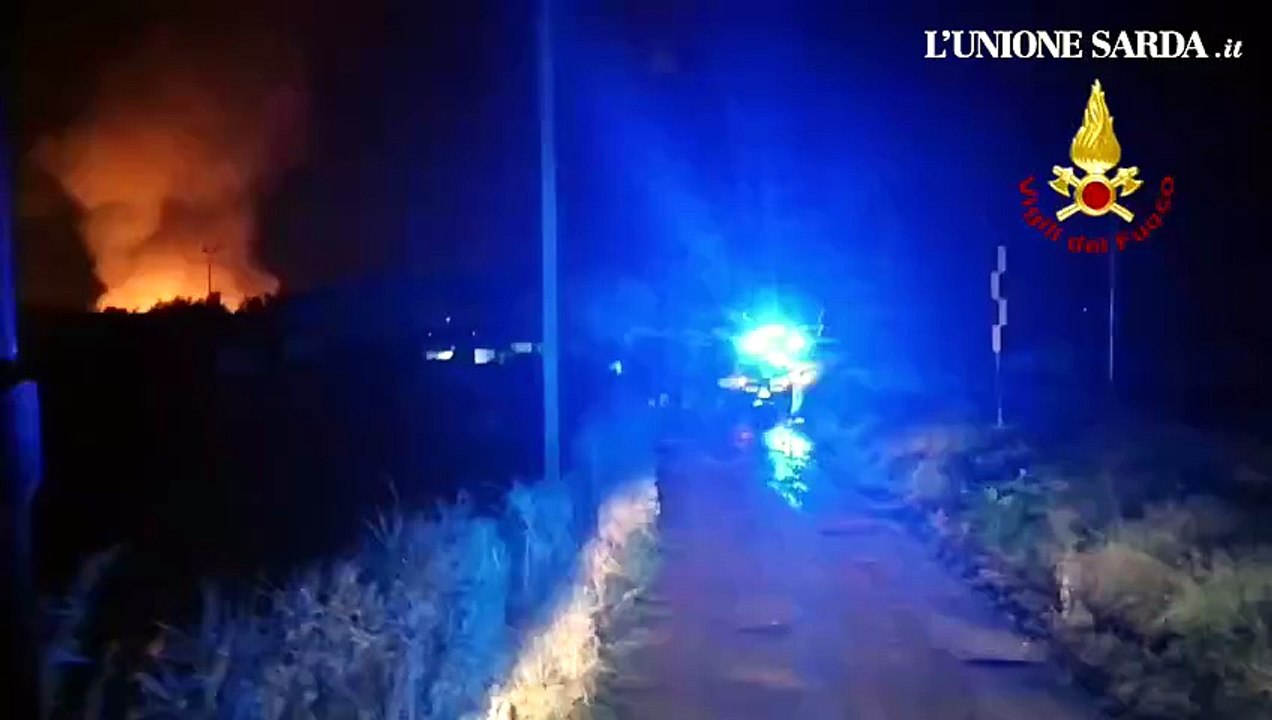 Selargius, in fiamme un ovile: danni ingenti