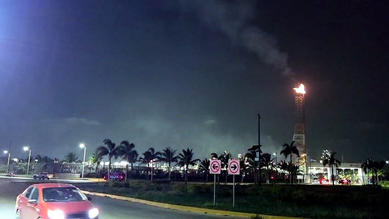 Controlan incendio en Dos Bocas Tabasco; Pemex reforzó la seguridad en la Refinería | VIDEO