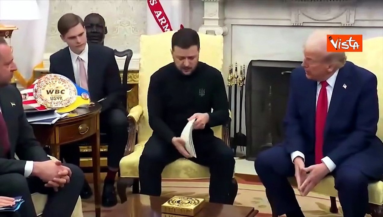 Zelensky mostra a Trump nello Studio Ovale foto di persone torturate dai russi durante la guerra