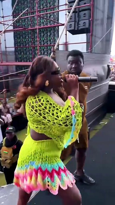Sister Afia thrilled fans with outstanding romantic performance