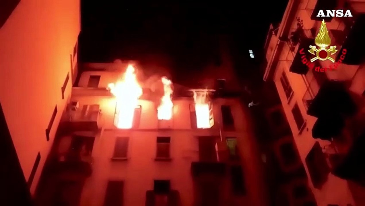 Incendio a Milano, le immagini delle fiamme nel condominio di viale Abruzzi