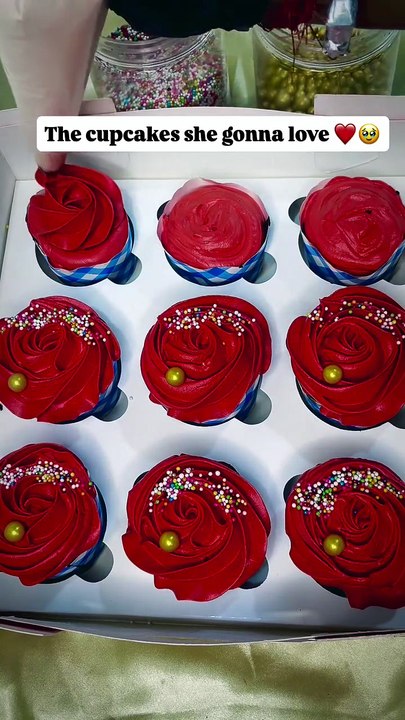 The Ultimate Romantic Surprise: Red Rose Cupcakes She’ll Adore! 🌹✨