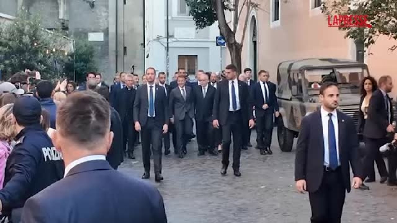 Macron a Roma: «Qui per un messaggio di pace e per vedere gli amici della Comunità di Sant’Egidio». Ecco l'arrivo a Trastevere