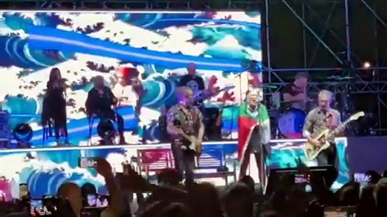 Alghero, Loredana Bertè avvolta nella bandiera della Palestina: "Niente silenzio davanti ai bambini morti"