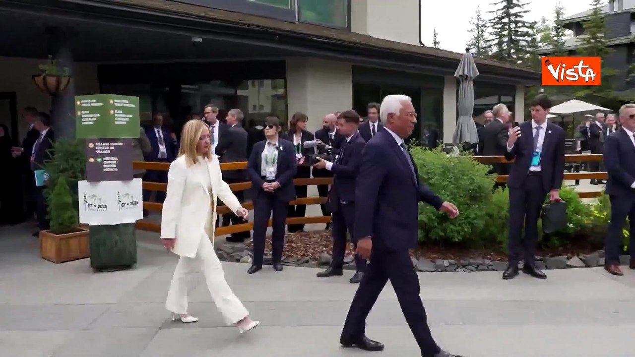La stretta di mano tra Meloni e il primo ministro indiano Modi al G7