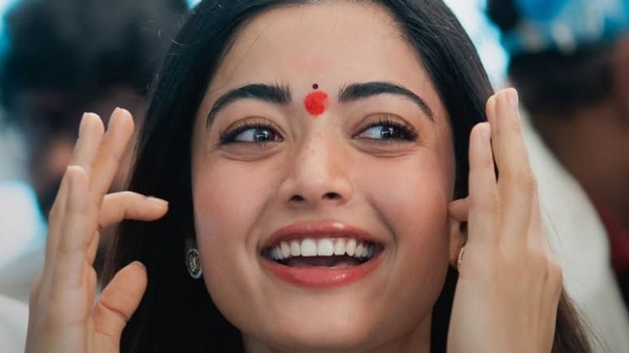 Rashmika Mandanna Father Gift: क्या रश्मिका को गिफ्ट में मिला आलीशान बंगला? सरप्राइज देख हुईं इमोशनल