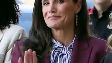 La Reina Letizia habla catalán durante una reunión de trabajo