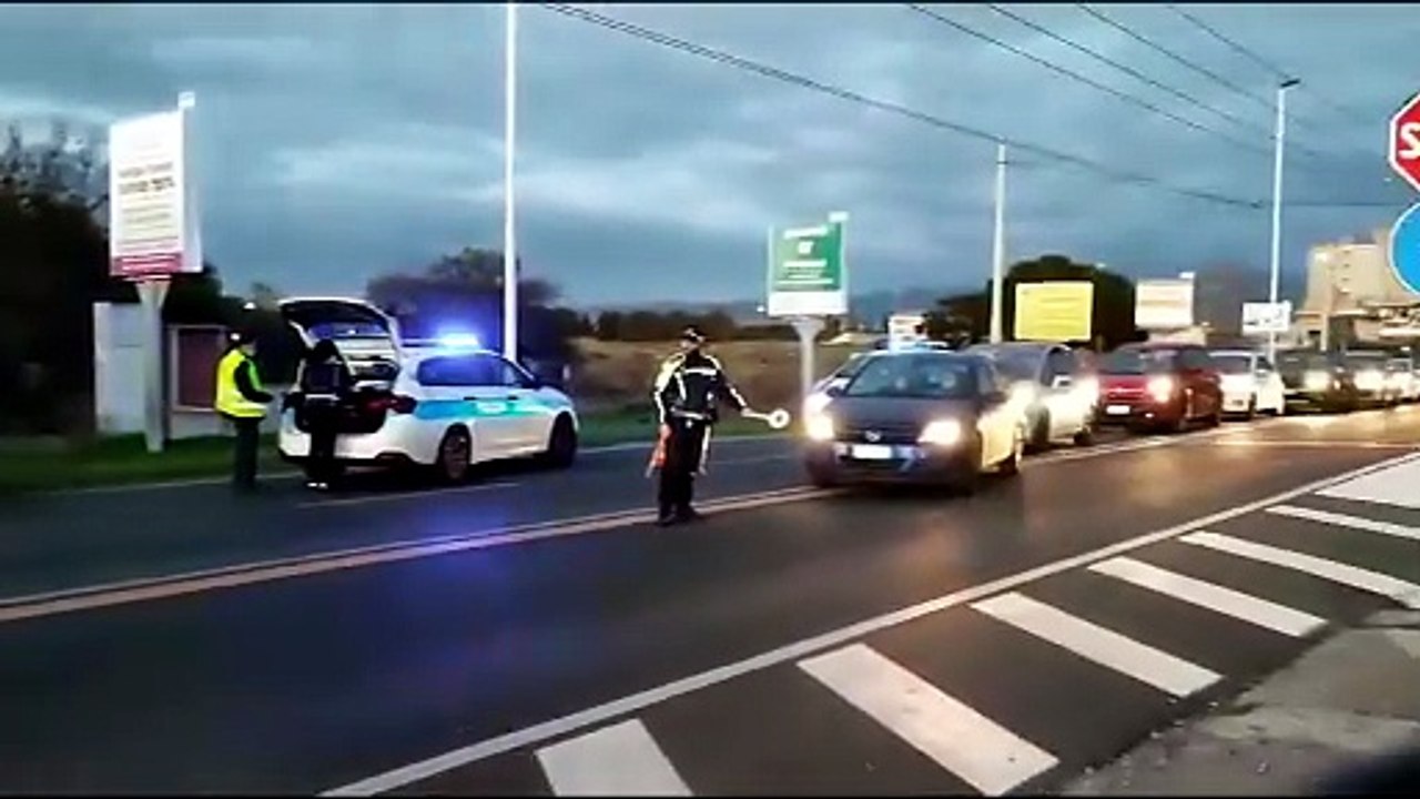 Cagliari, auto ribaltata in mezzo alla strada in viale Marconi: traffico paralizzato