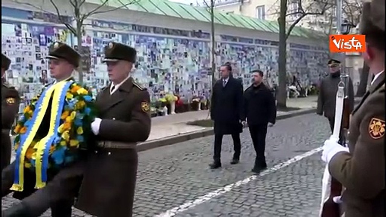 Zelensky e il Primo Ministro del Portogallo rendono omaggio a Muro Memoria dei caduti di Kiev