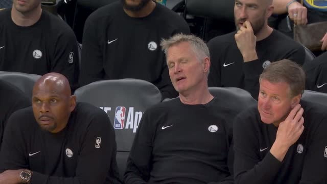 Kerr looks dejected after Warriors error in Lakers defeat