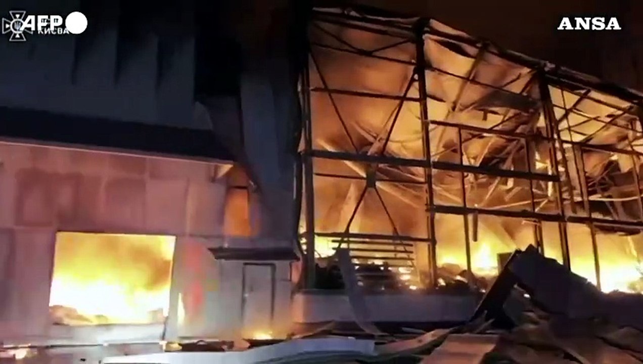 Kiev, i vigili del fuoco cercano di domare le fiamme dopo gli attacchi russi