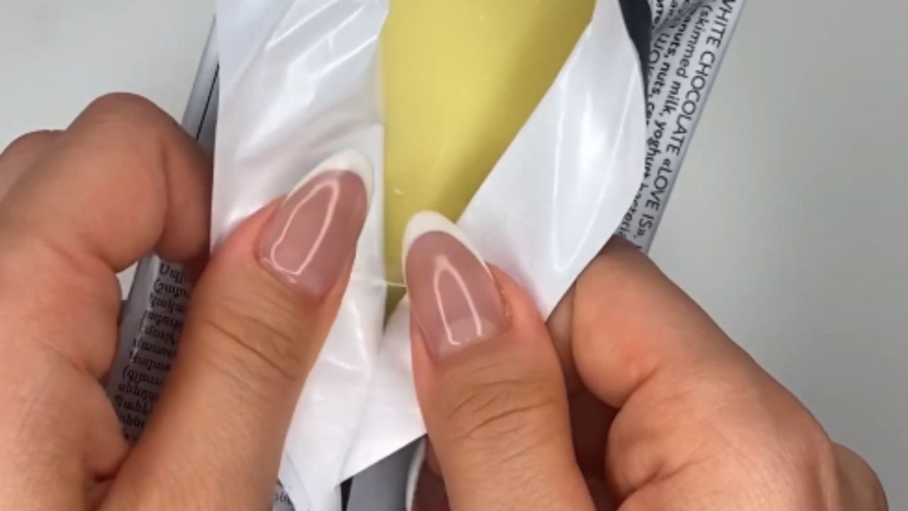 An enjoyable ASMR experience of arranging a platter with sweets