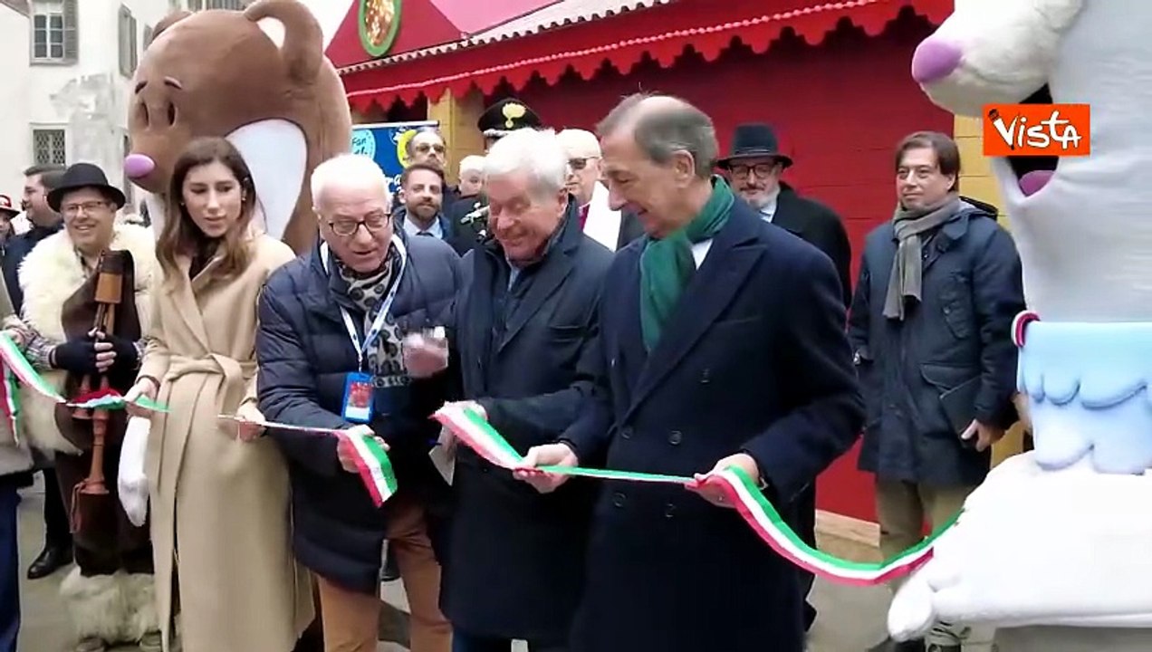 Sala inaugura i mercatini di Natale in piazza Duomo a Milano. Ecco il taglio del nastro