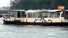 Ecco la carcassa del vaporetto dopo l'incidente con il lancione a Venezia