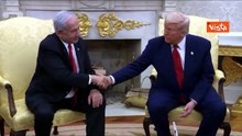 La stretta di mano tra Trump e Netanyahu nello studio ovale della Casa Bianca
