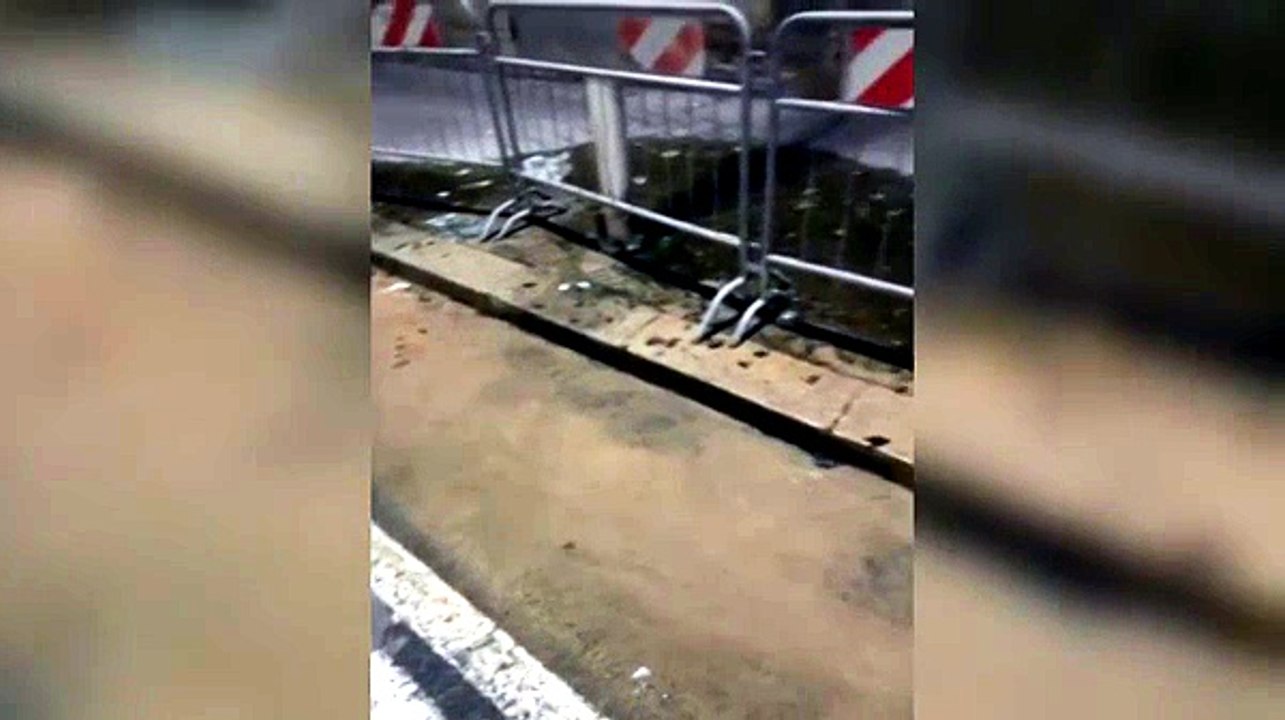 Cagliari, in via Flavio Gioia una perdita d'acqua invade la strada da sei mesi