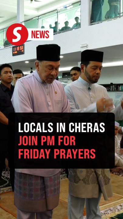 PM performs Friday prayers in Cheras