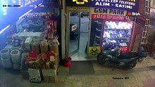 Arkadaşı 'oha lan kamera var" dedi ama o durmadı! Pişkin hırsız kameraya aldırış etmeden çaldı