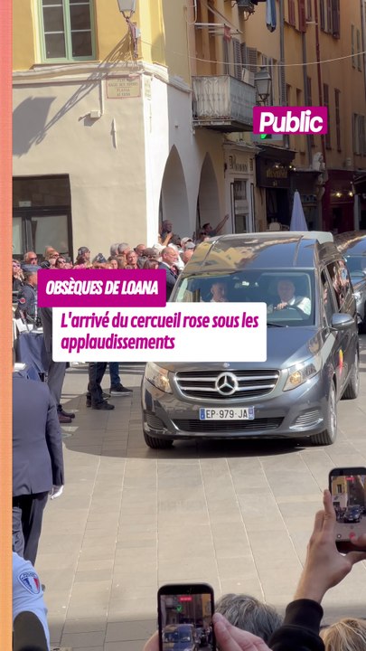 Obsèques de Loana : le cercueil rose de Loana arrive sous les applaudissements