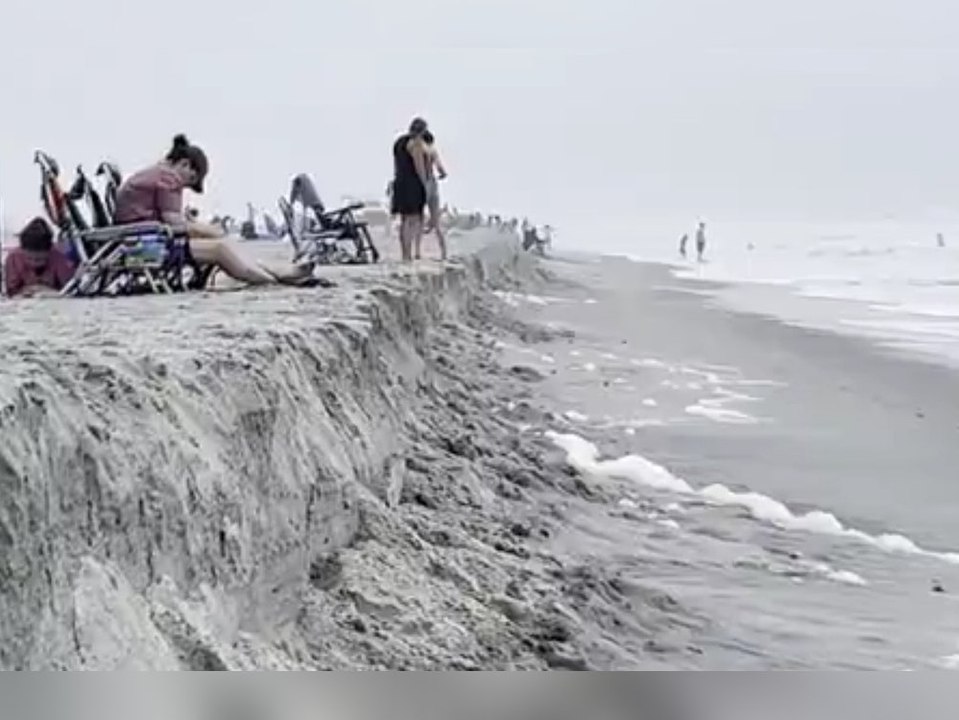Küstenerosion in Florida: Strand wird von Sturmwellen abgetragen