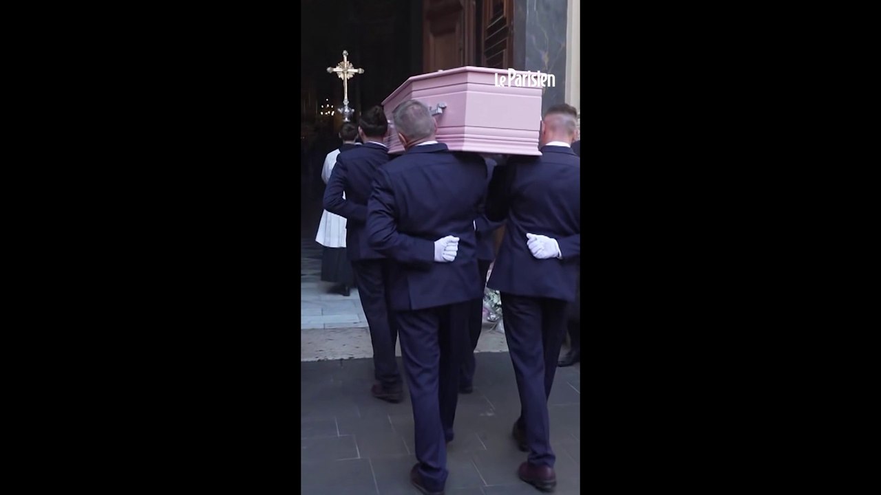 Obsèques de Loana : l'arrivée de son cercueil rose devant l'église