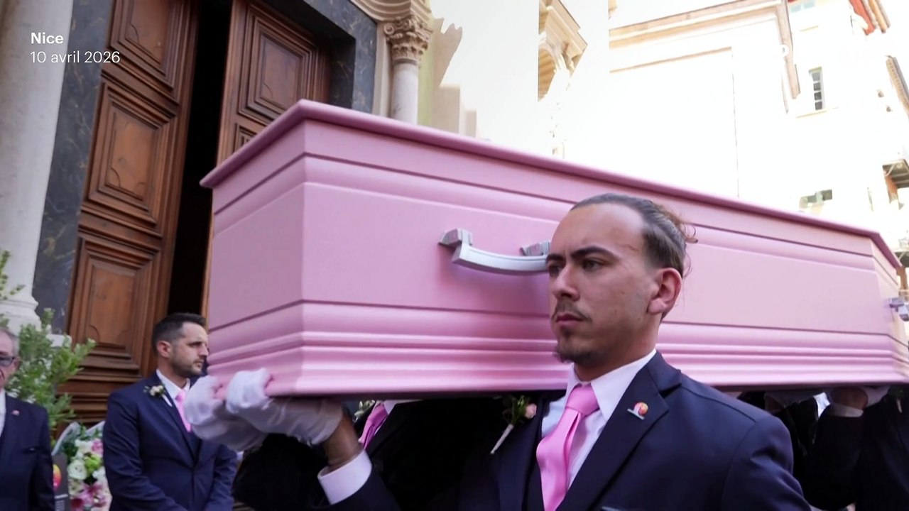 Obsèques de Loana : l'arrivée de son cercueil rose devant l'église
