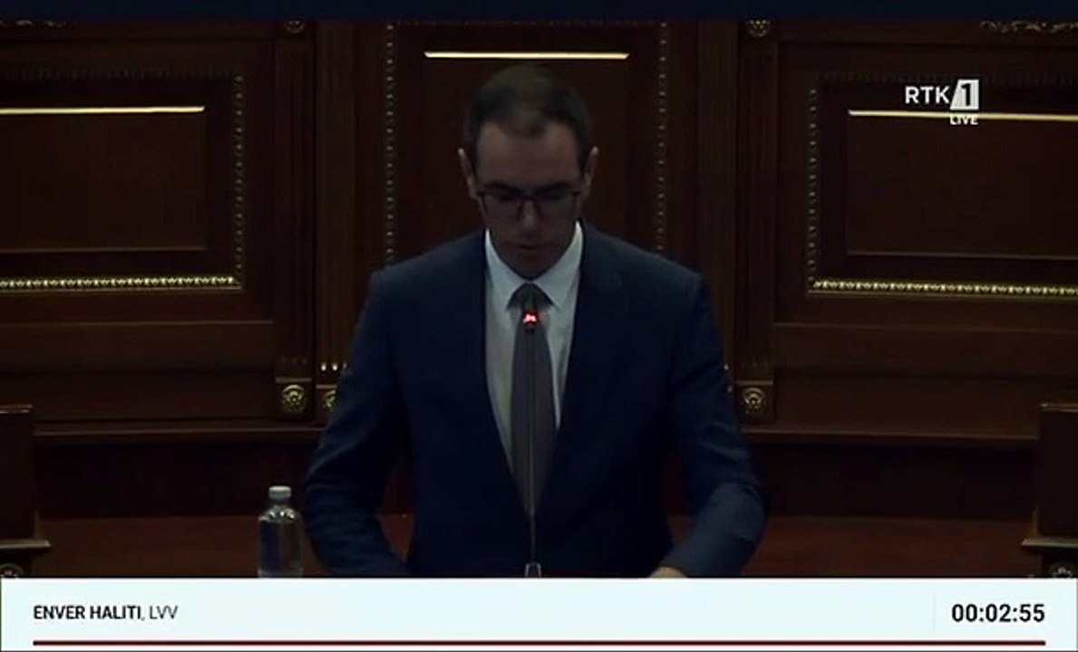 Deputeti i VV’së e ngatërron Albulena Haxhiun me Vjosa Osmanin, dikush nga salla i thotë “kanë me të mytë që ke gabu”