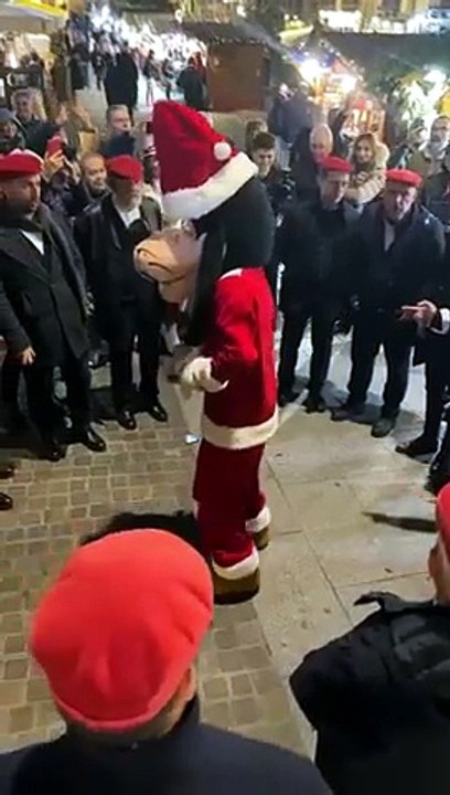 Pippo e il coro maschile di Cagliari: spettacolo ai mercatini di Natale