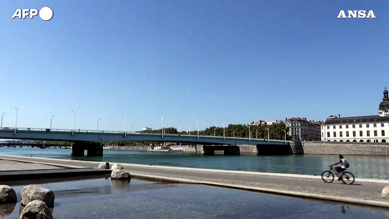 Francia nella morsa del caldo, a Lione ci si 'rinfresca' lungo il Rodano