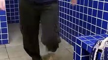 Alunas condenam falta de condições em escola no Brasil. "Porta para quê?"